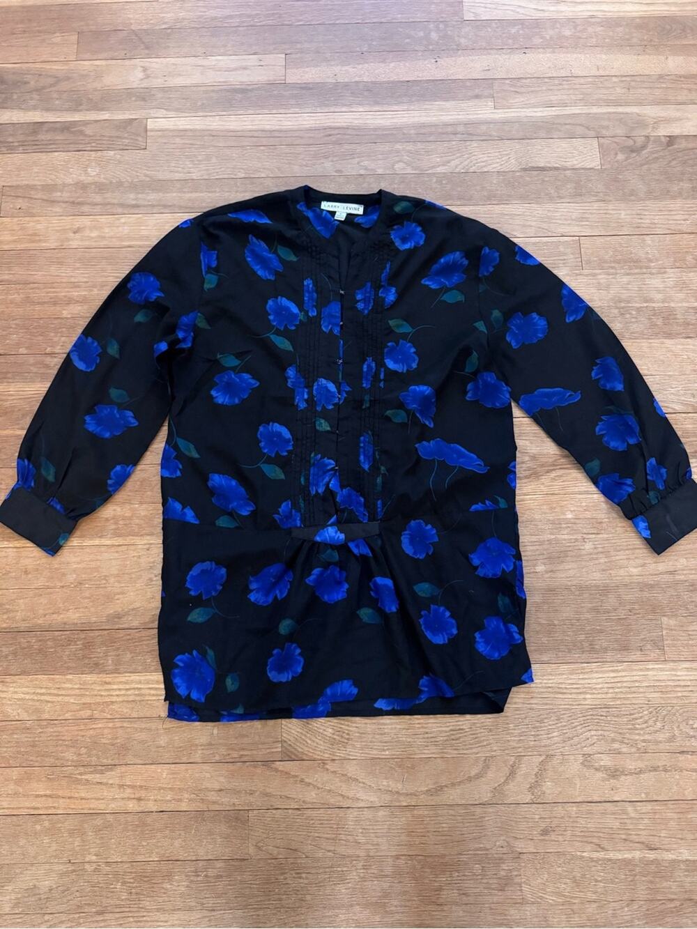 Larry Levine Women's Black Blue Floral Tunic Blouse - Size Medium
b8